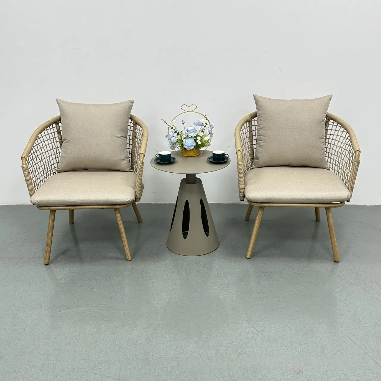 Luxury Modern Style Outdoor Garden Dining Set Patio Rattan Furniture for Restaurant and Hotel Outside Table and Chairs