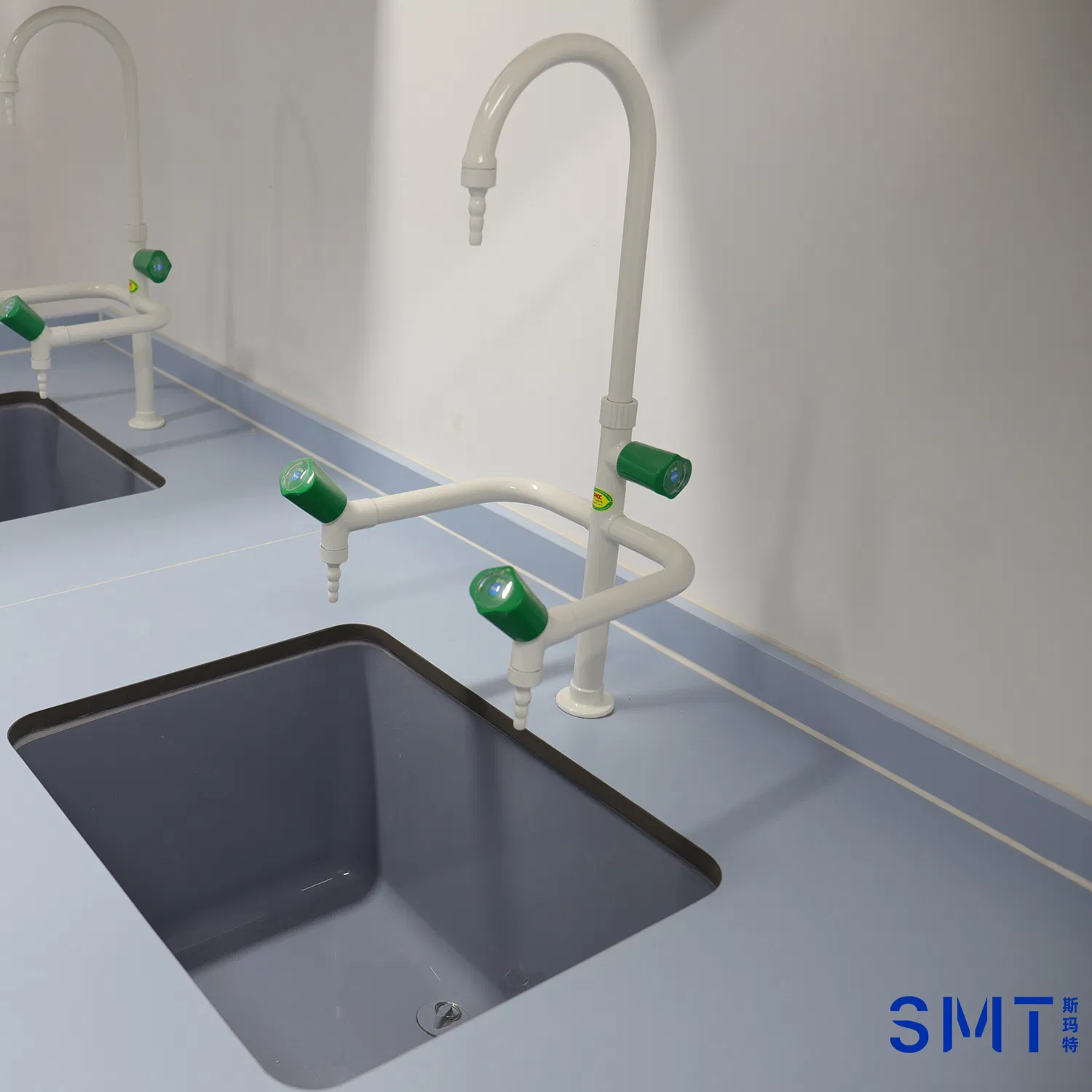 Versatile Kitchen Faucet - High-Quality Lab Solution for Every Kitchen