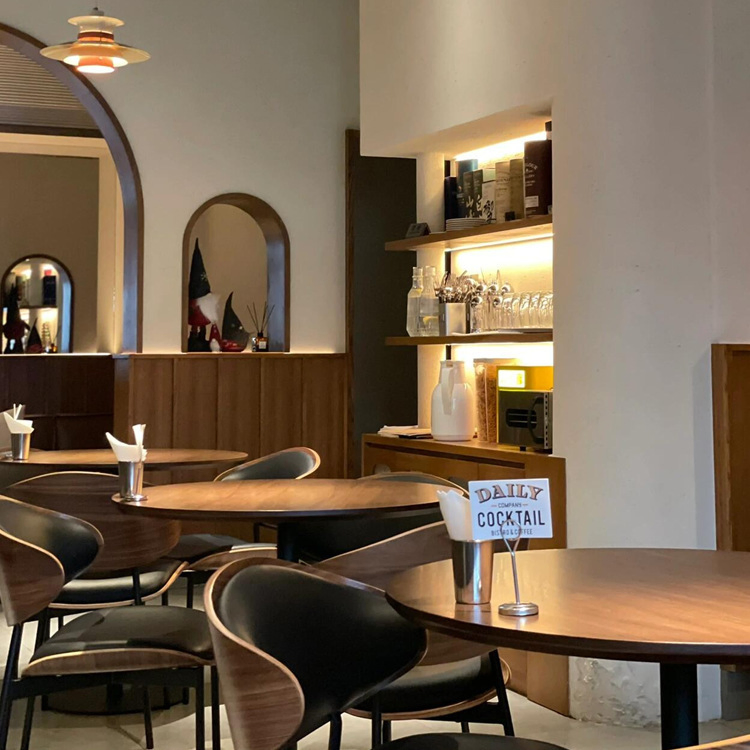 Parisian Industrial Pub Bistro Dining Table Set Luxury Outside Food Court Coffee Tea Shop Restaurant Diner Wood Table and Chair