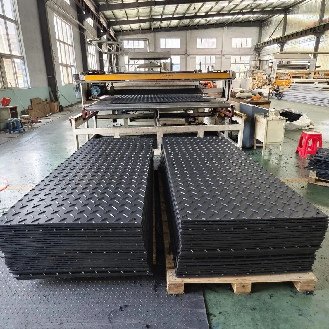 Customized Cutting Services for Chinese Made Heavy-Duty Equipment Roadbed Boards