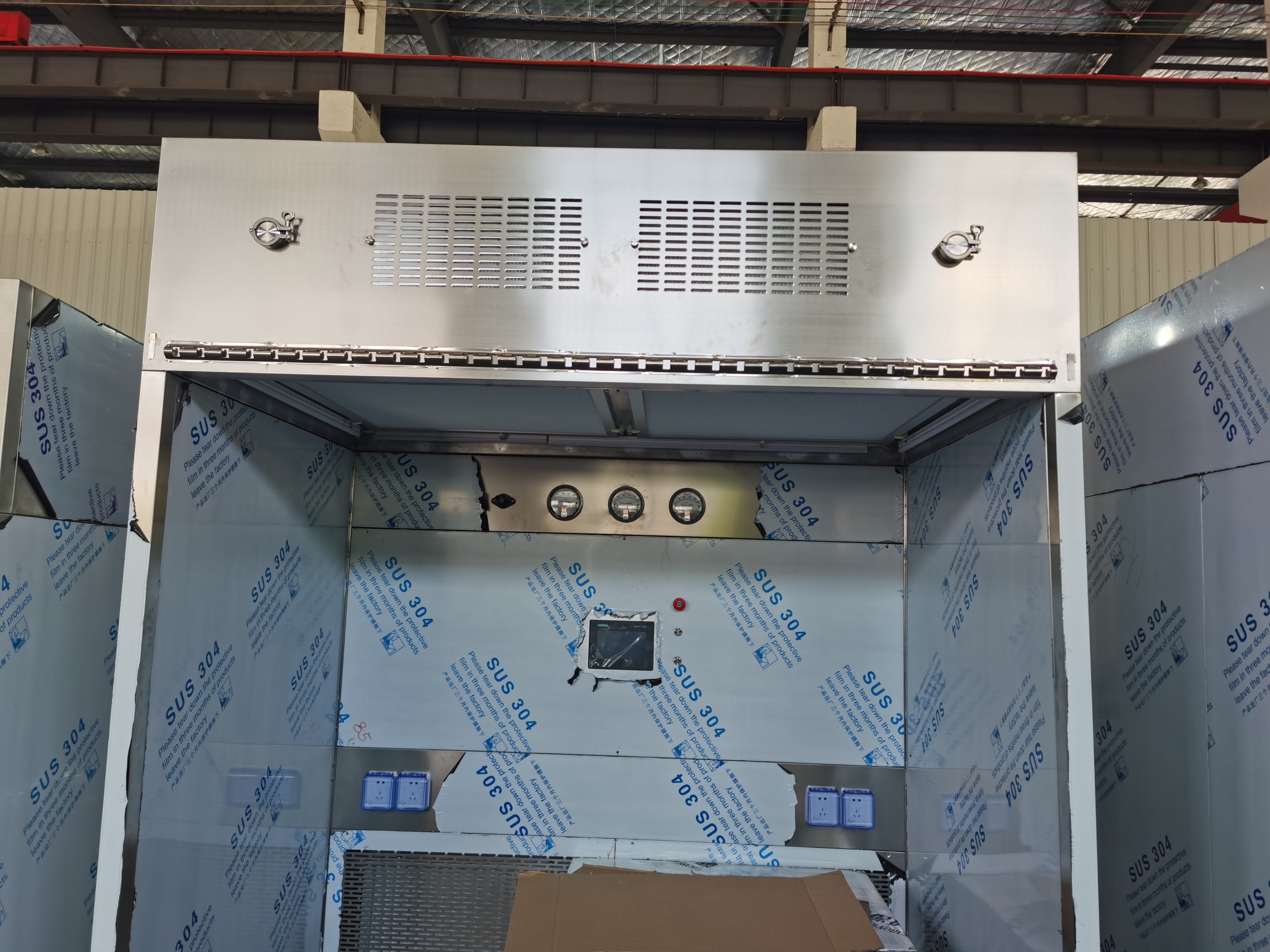 Vertical Laminar Flow Hood View 1