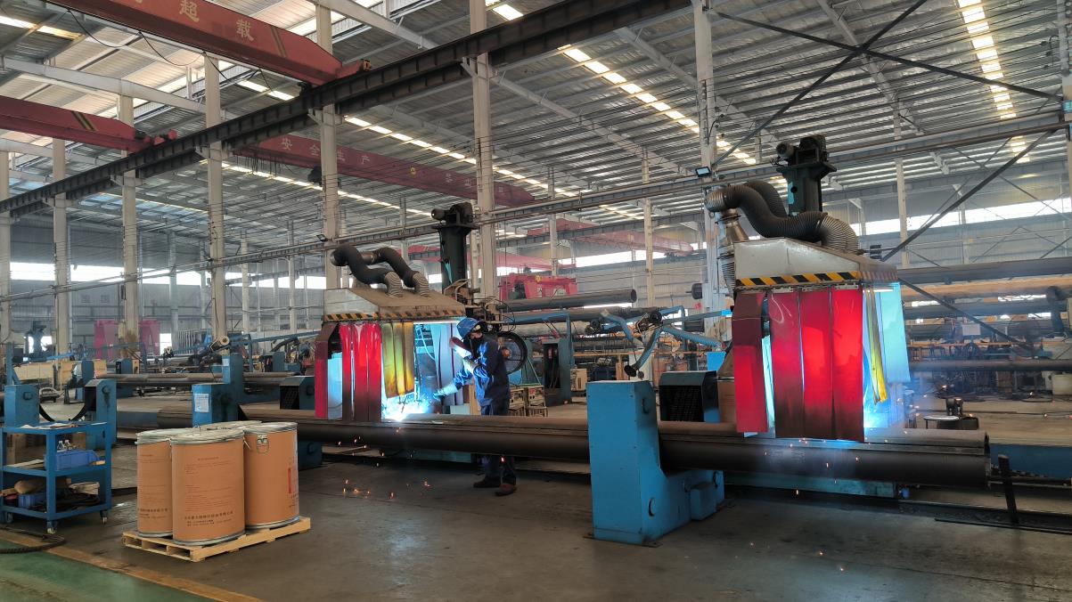 Full automatic robotic welding machine for consistent weld quality at Kleen Lift factory