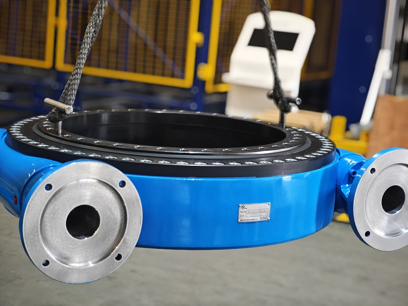 Vehicle-Mounted Aerial Work Platform with Articulated-Arm and Built-in Robust Slewing Drive