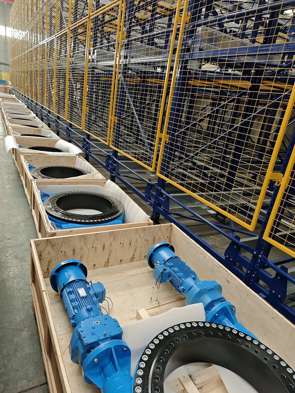 Vehicle-Mounted Aerial Work Platform with Articulated-Arm and Built-in Robust Slewing Drive