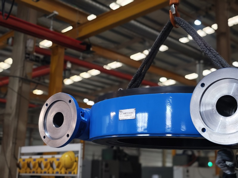 Vehicle-Mounted Aerial Work Platform with Articulated-Arm and Built-in Robust Slewing Drive