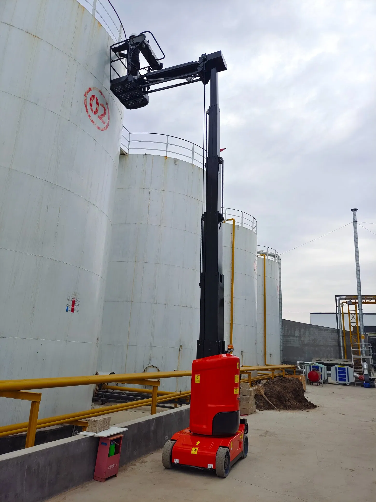 Compact Self-Propelled Mast Lift for Indoor Use Fits Standard Doorways