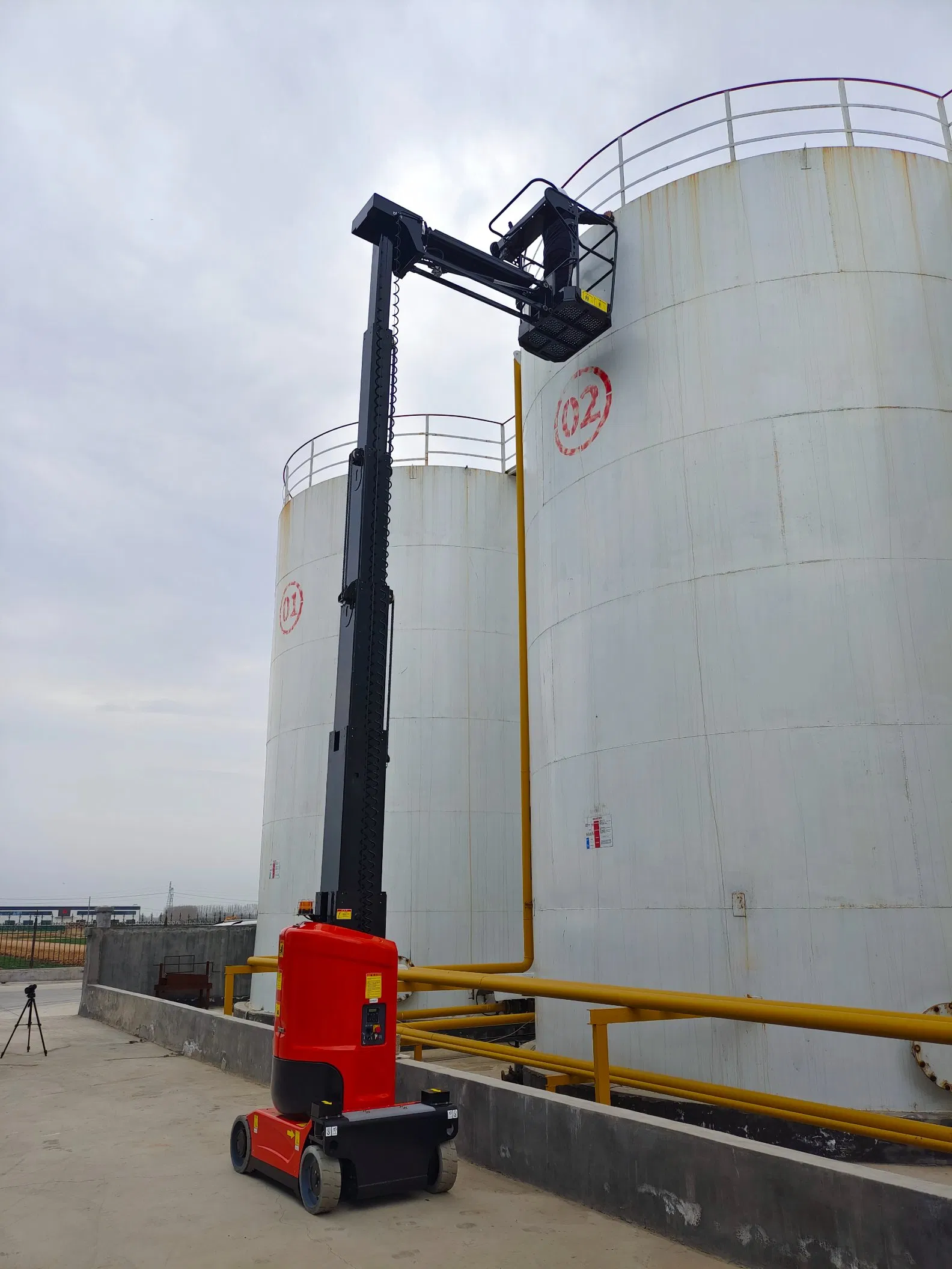 Compact Self-Propelled Mast Lift for Indoor Use Fits Standard Doorways