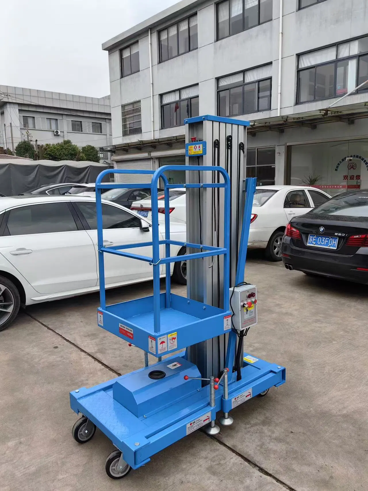 Aluminum Alloy Single Mast Man Lifts for Aerial Working Platform Lift Me900-1