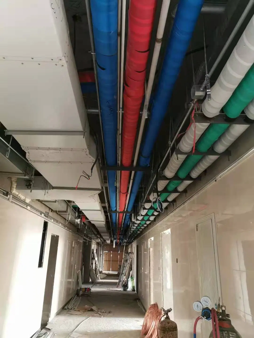 نظام إمداد الغاز للمستشفيات الكبيرة نظام هندسة مخصص لإمداد الأكسجين بناءً وتركيبًا