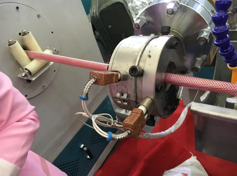 آلة إنتاج أنابيب خرطوم مركب من خيوط PVC عالية الضغط للأكسجين والأسيتيلين والغاز الطبيعي في صناعة اللحام