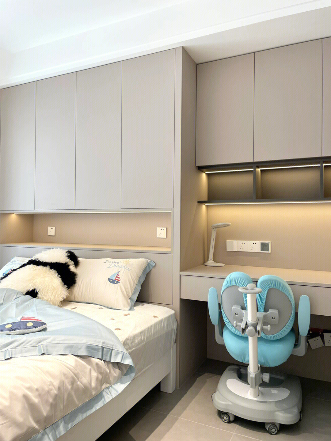 Custom Modern Solid Wood Space-Saving Bedroom Furniture Set Wardrobe Storage Cabinet Tatami Irregular Arc Bed Whole House Design