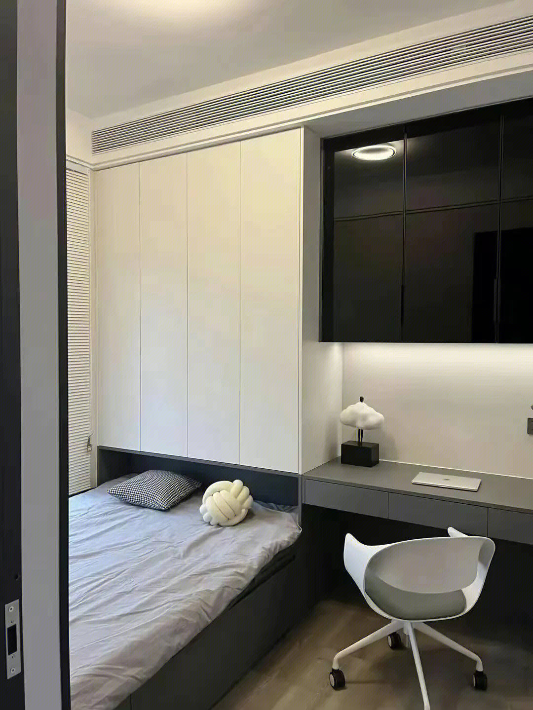 Custom Modern Solid Wood Space-Saving Bedroom Furniture Set Wardrobe Storage Cabinet Tatami Irregular Arc Bed Whole House Design