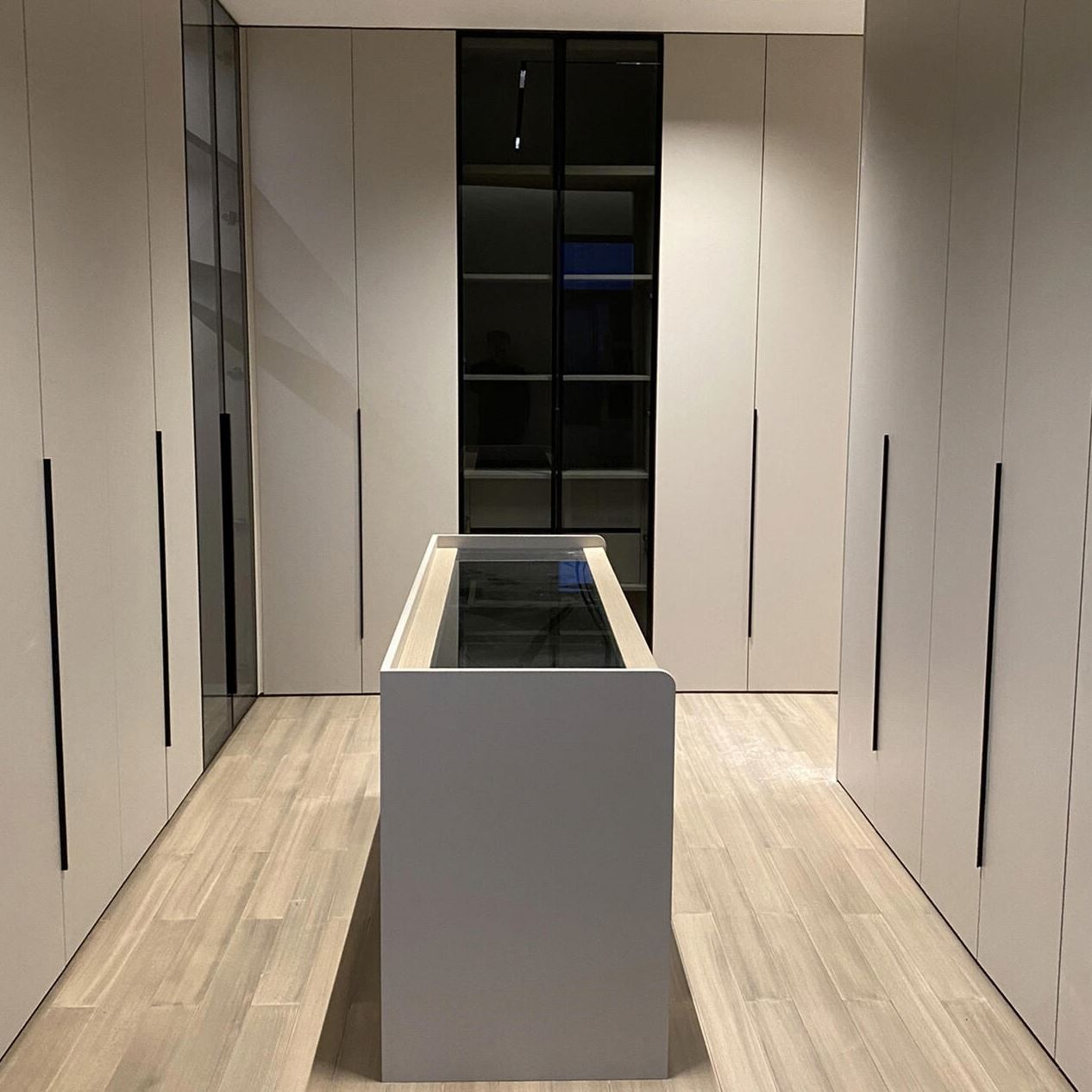2026 Luxury Modern Solid Wood Bedroom Furniture Set Walk-in Closet Mirror Freestanding Wardrobe-Eco-Friendly Villa Apartment