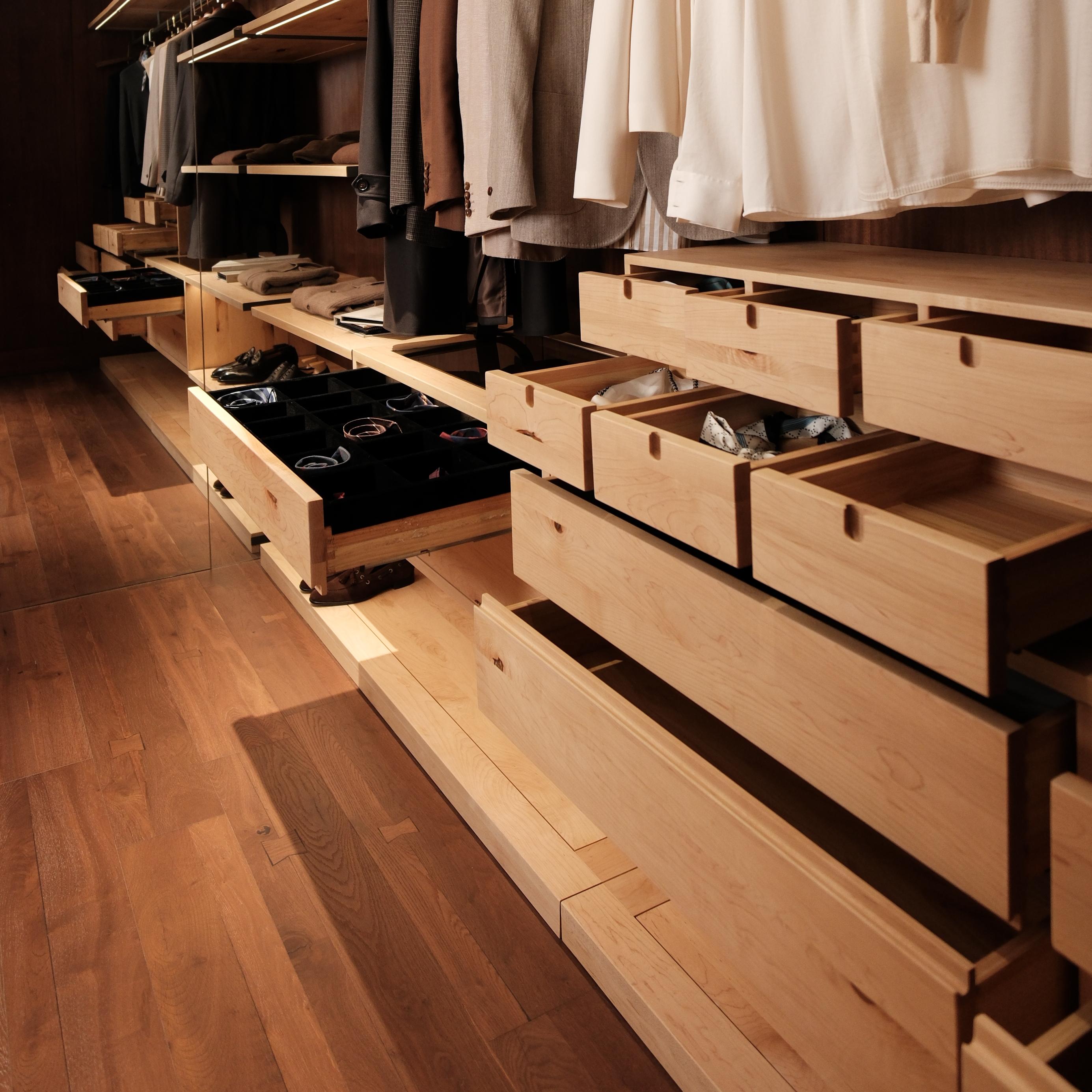 Exhibition Hall Bedroom Solid Wood Wardrobe with Accessories Japanese Modern Design Walk-in Closet System
