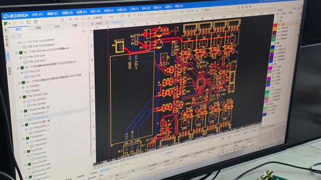 Sistema de energía híbrida KNT Energy con almacenamiento en batería para uso 24/7