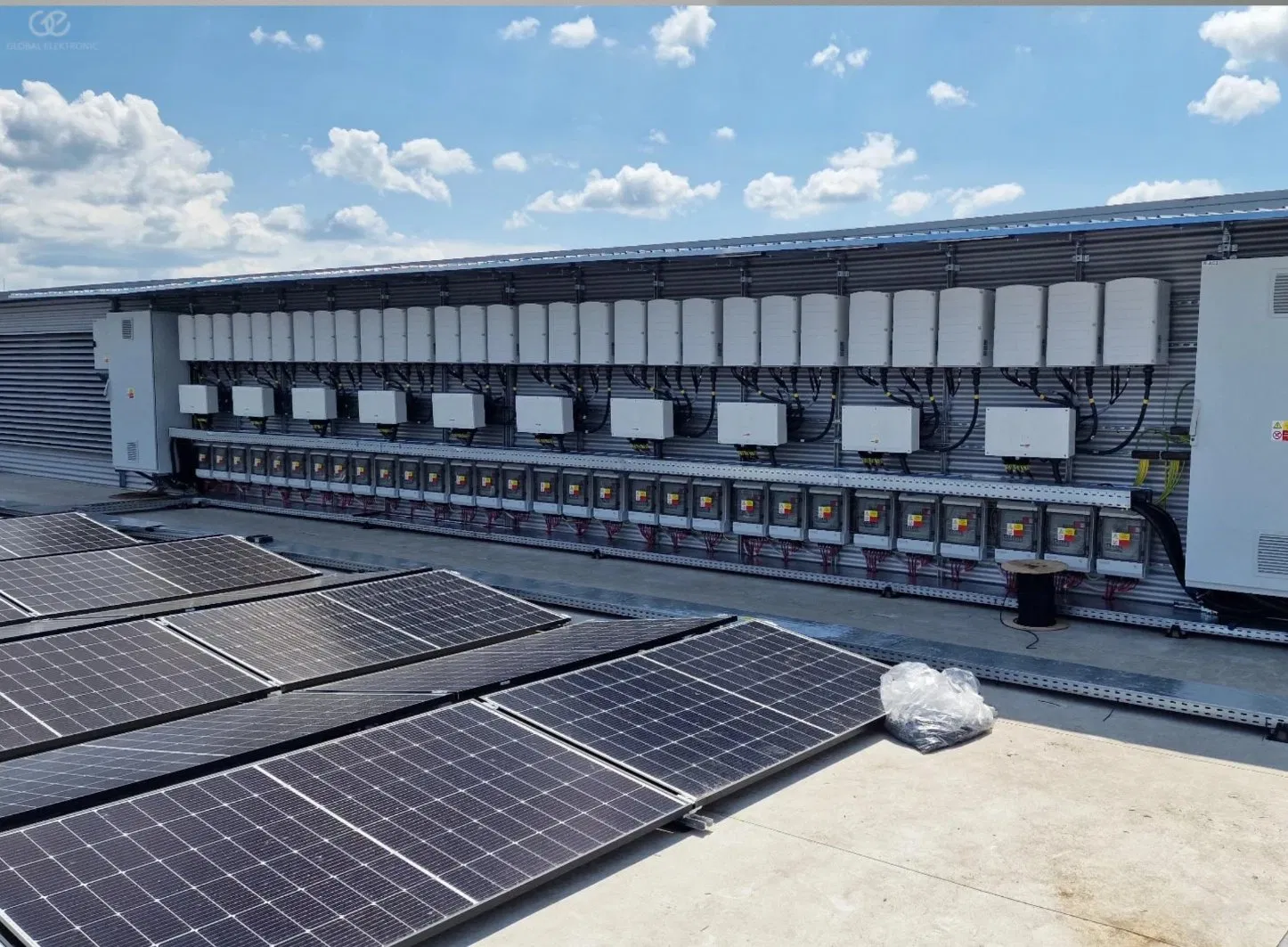 Inversor Solar Híbrido MPPT para Sistemas de Energía Residenciales e Industriales
