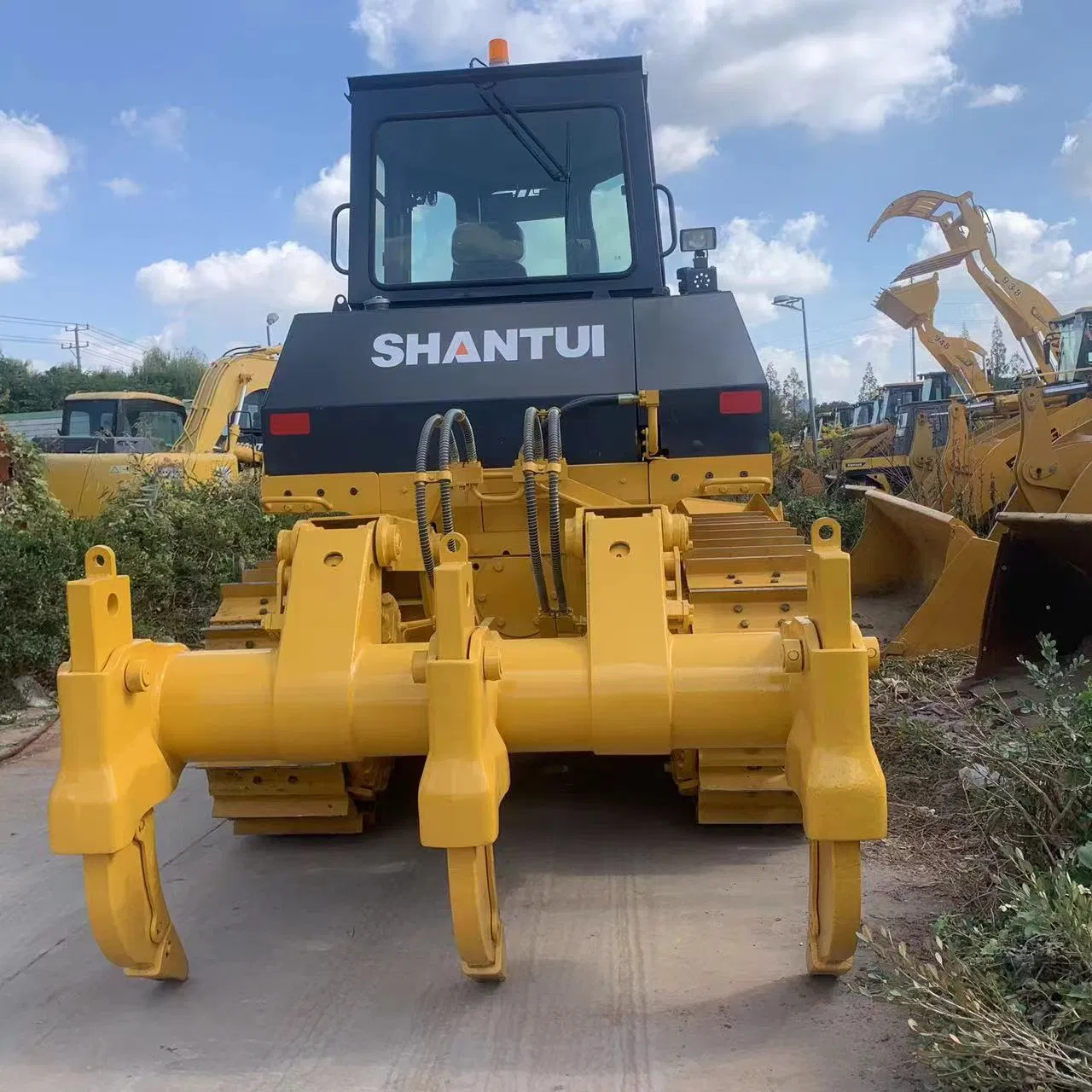Ideal para el desarrollo de terrenos de alta resistencia, construcción de caminos y trabajos de infraestructura. Usado Bulldozer de orugas Shantui SD22 con rastrillo