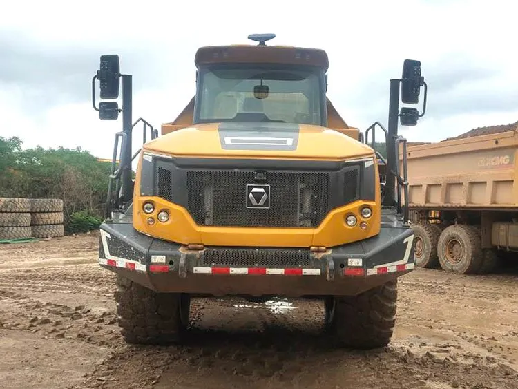 Detalle del parachoques y estructura del dumper para minería