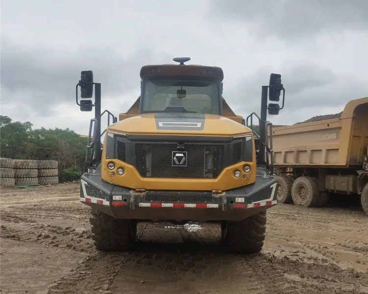 Detalle del sistema de suspensión del camión de minería