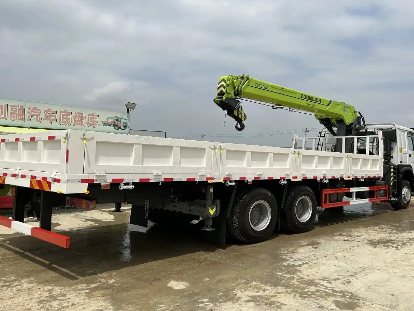 Grúa montada en camión volquete Dongfeng de radio corto 5 toneladas 8 toneladas 10 toneladas