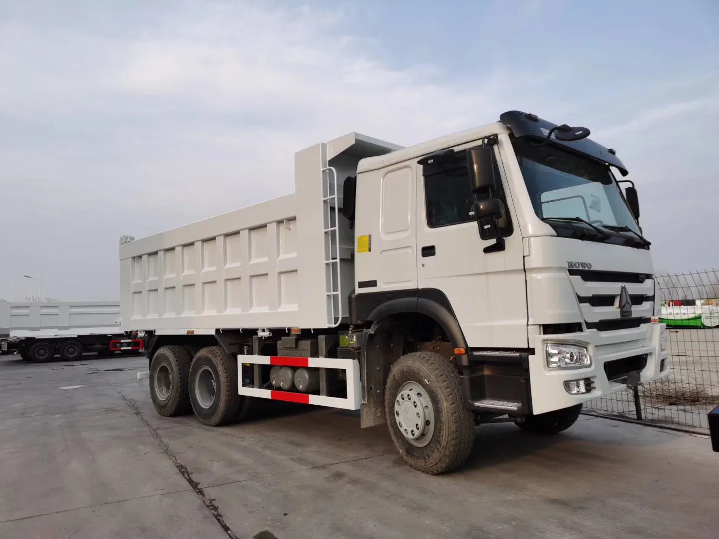 Camión volquete articulado HOWO usado para transporte de arena y piedra pesada 371HP 375HP 6X4 Camiones usados de cantera