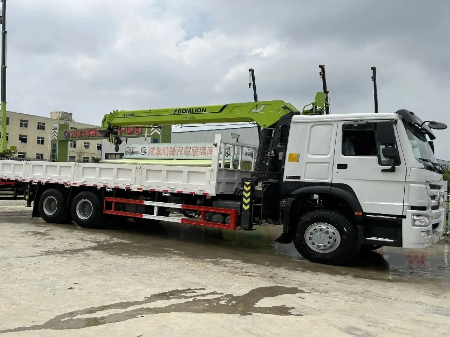 Grúa montada en camión volquete Dongfeng de radio corto 5 toneladas 8 toneladas 10 toneladas