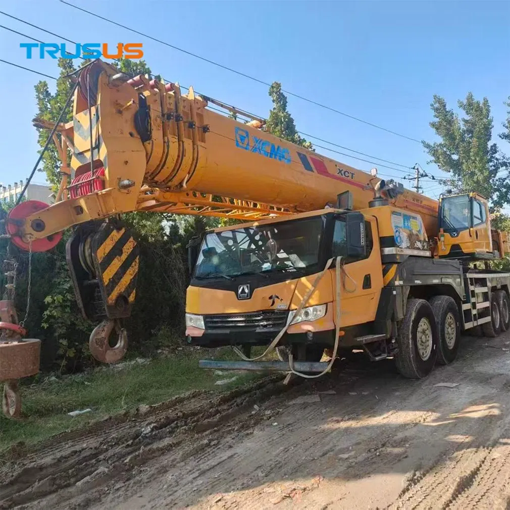 Grúa móvil de 50 toneladas utilizada para construcción