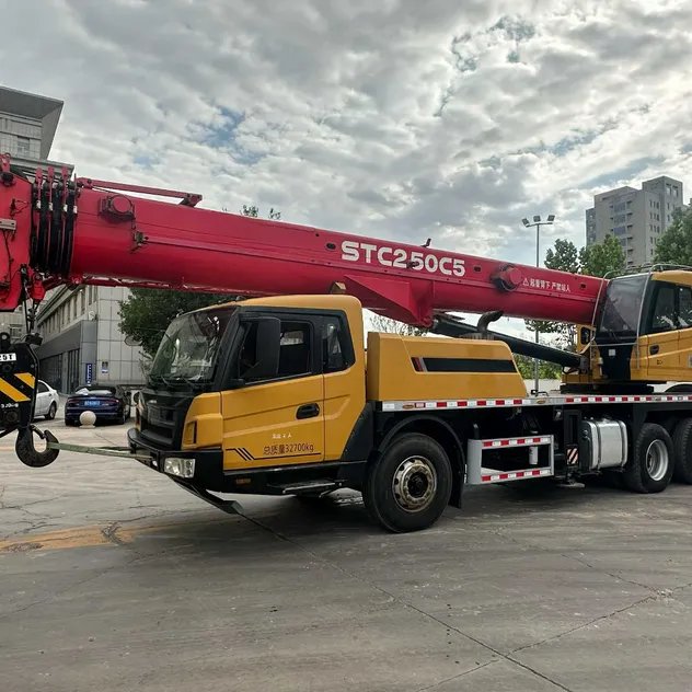 25 Grúa Móvil de Toneladas en Buen Estado para Proyectos de Construcción