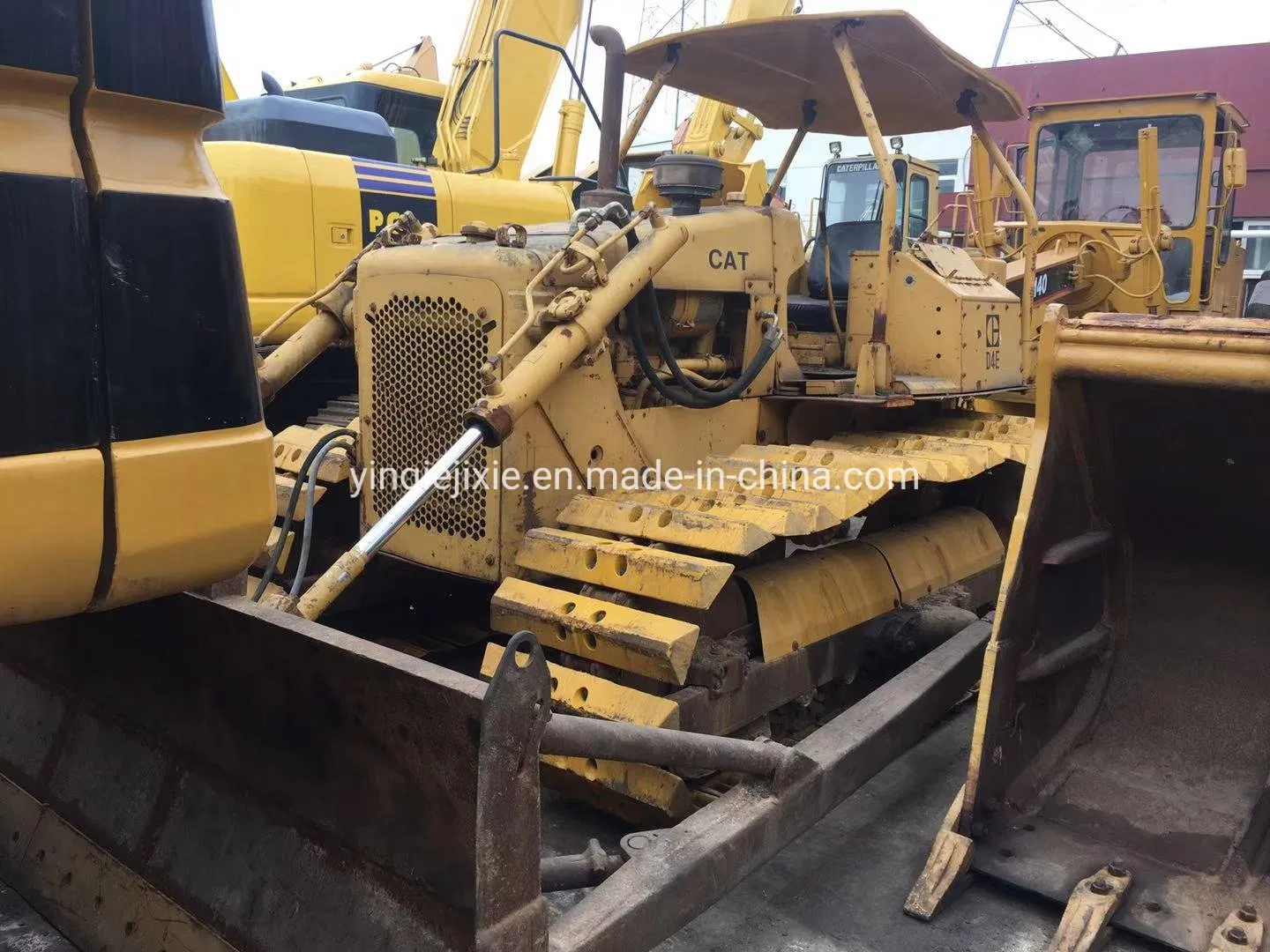Bulldozer usado con zapato de pista de pantano, Bulldozer Caterpillar D4e usado en venta
