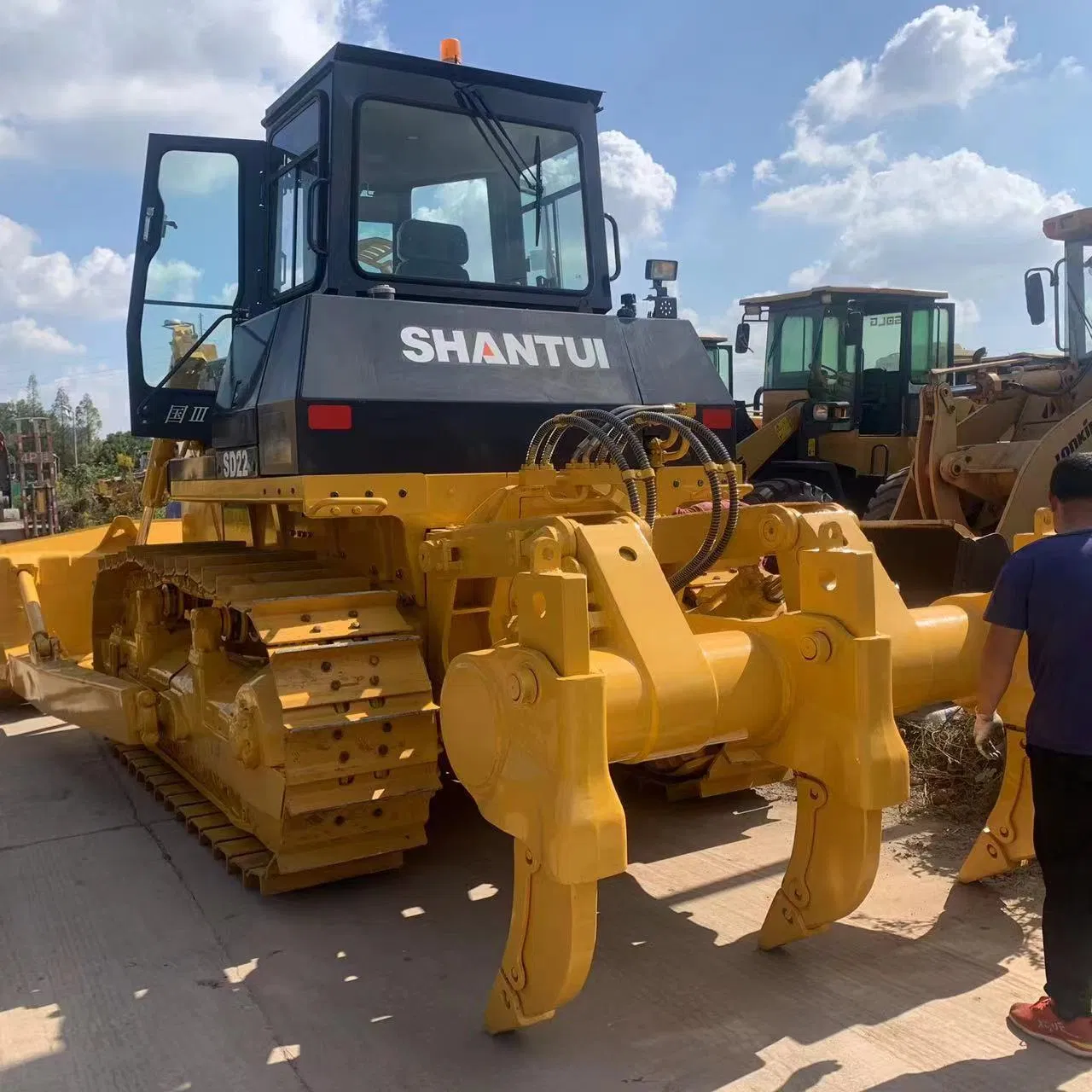 Ideal para el desarrollo de terrenos de alta resistencia, construcción de caminos y trabajos de infraestructura. Usado Bulldozer de orugas Shantui SD22 con rastrillo