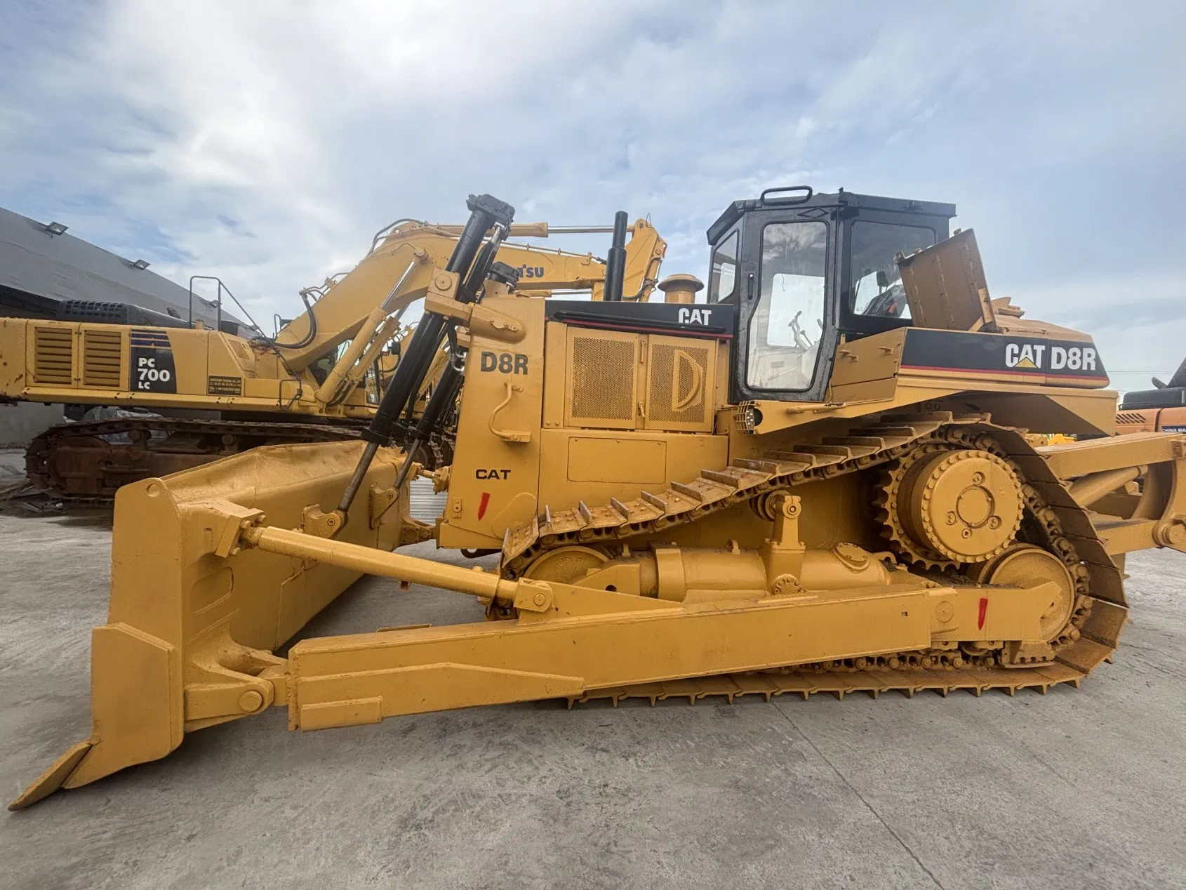 Bulldozer Caterpillar de segunda mano D8r Bulldozer de orugas usado Caterpillar D6 D7r D7g Bulldozer usado de marca original Japón D8r D7 D7g D6r Bulldozer