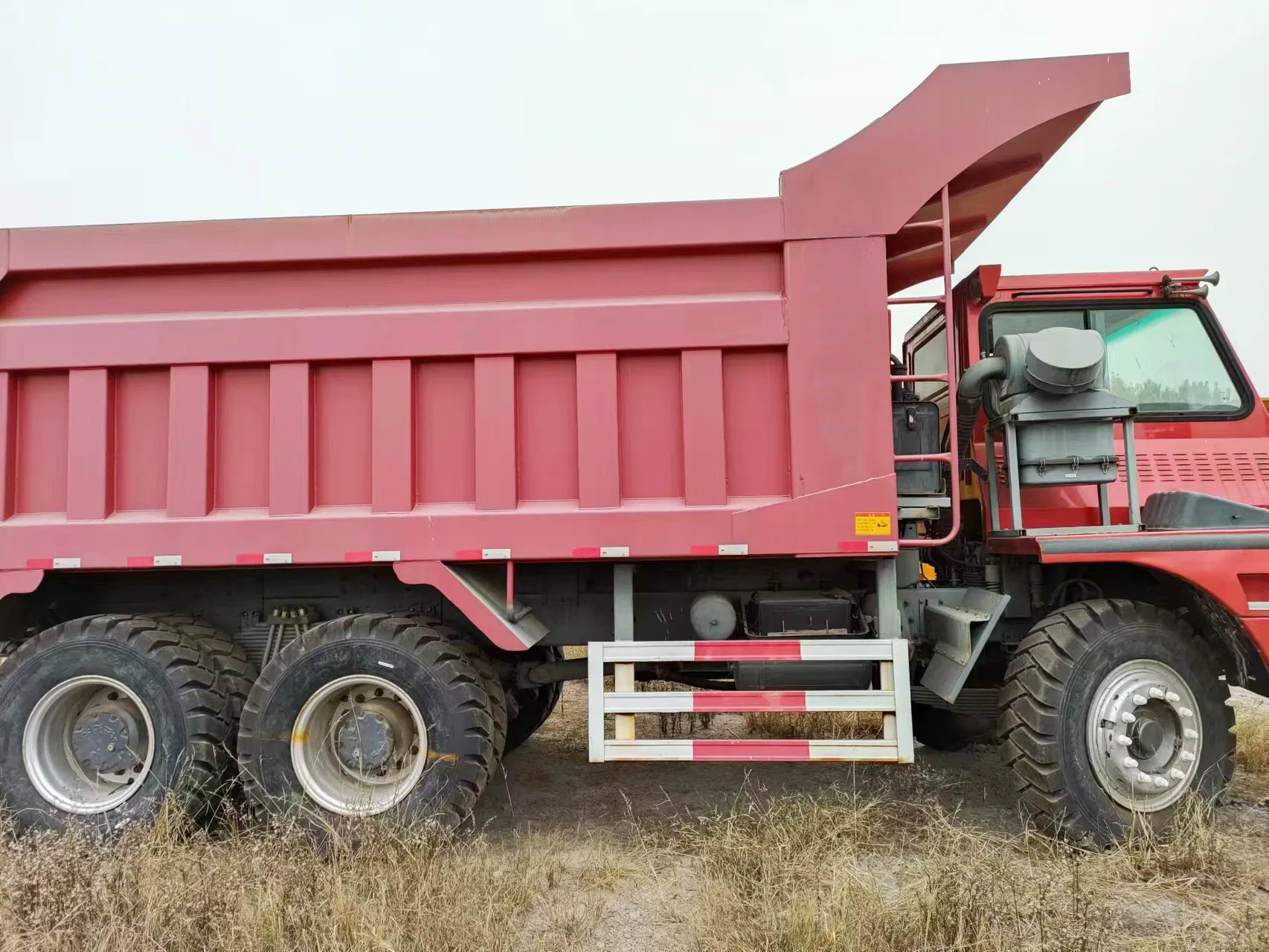 Camión de minería diésel, camión volquete articulado usado