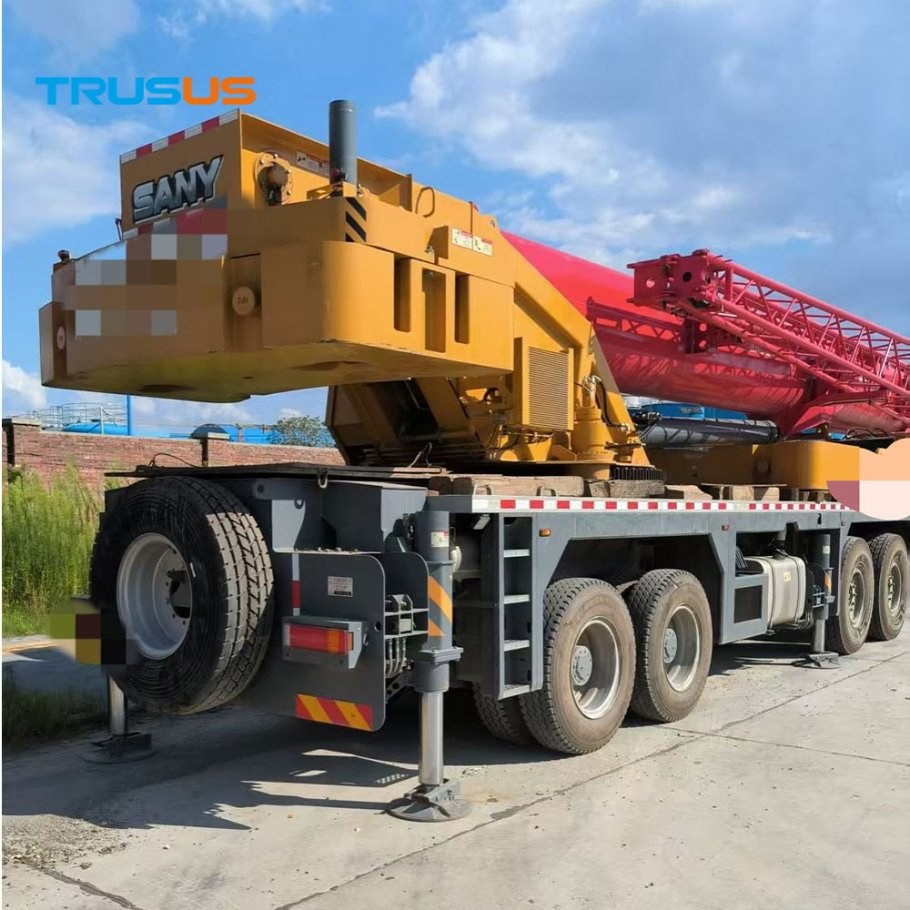 Grúa móvil de 50 toneladas utilizada para construcción