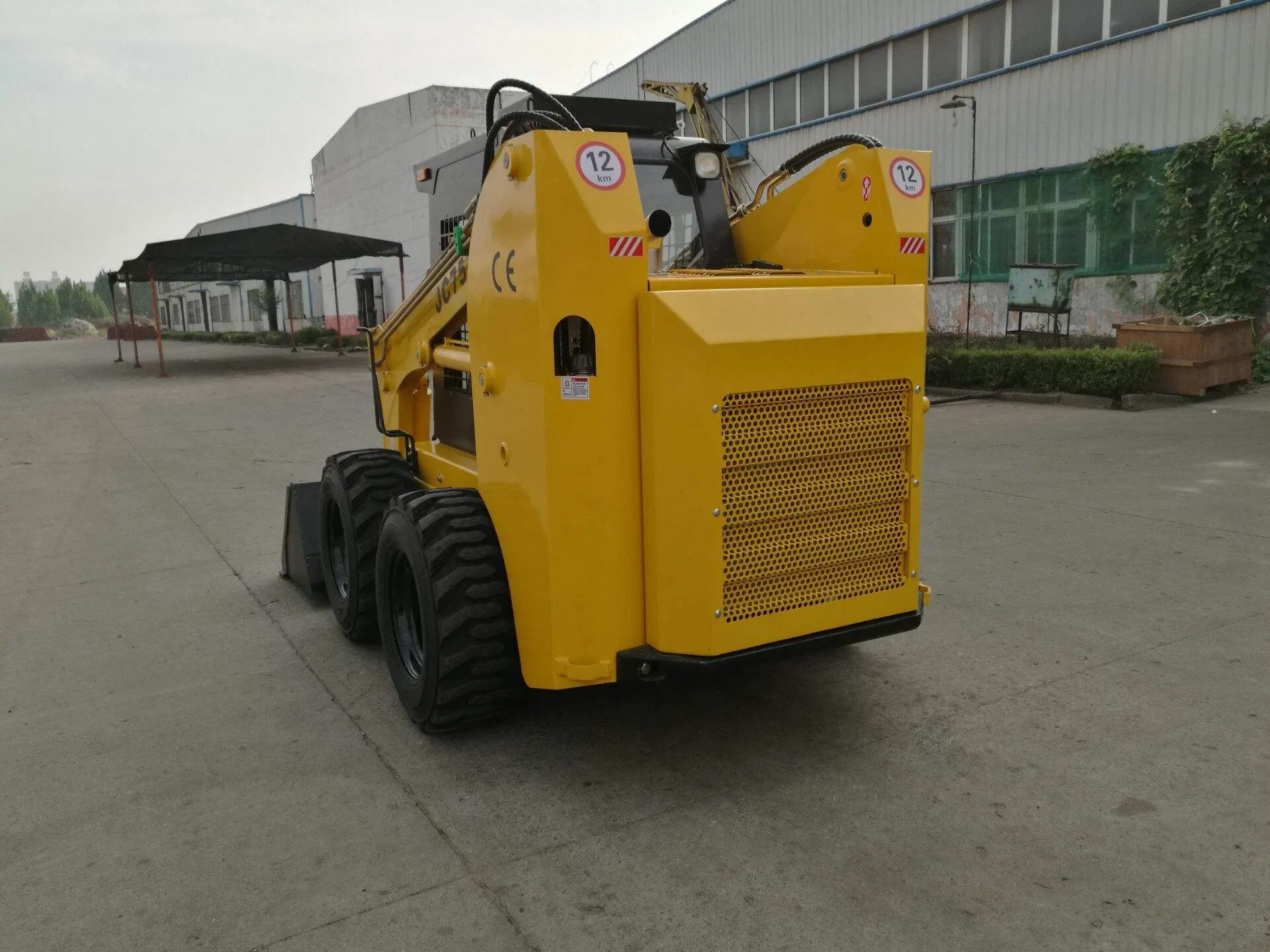 ISO RoHS EPA Usado 85HP 65HP 700kg 1000kg 1200kg Pequeña Cargadora de Orugas Diésel de Skid Steer para Granja Jardín de Alta Eficiencia con Accesorio de Cubo