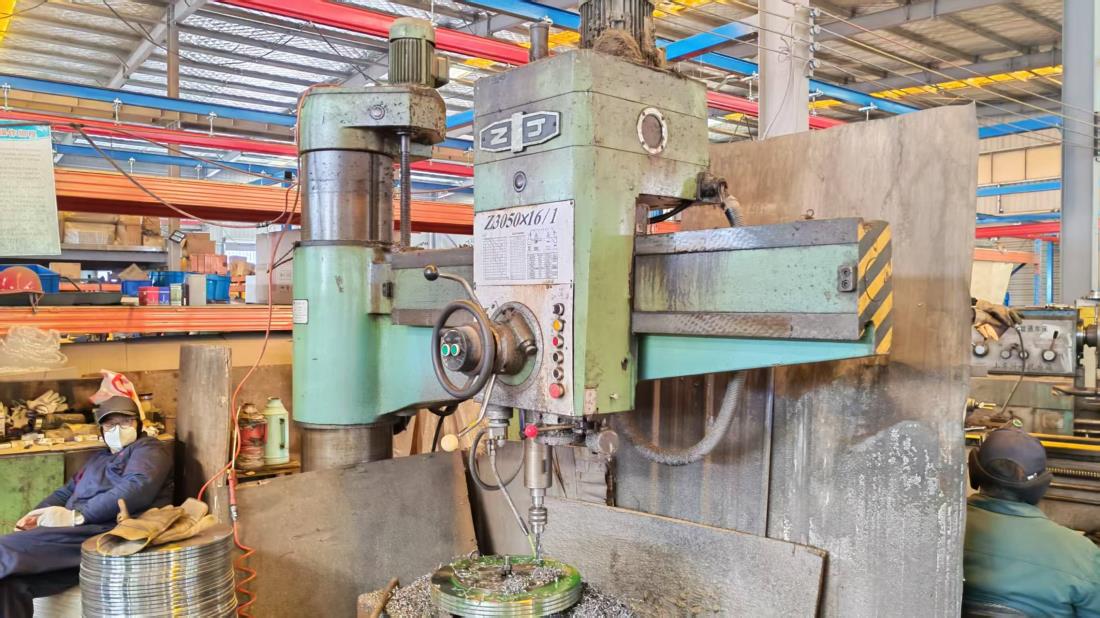 Máquina perforadora (Drilling Machine) en el taller de procesamiento de Kobani Machine