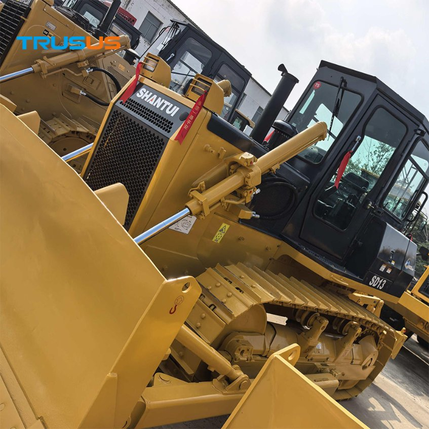 Bulldozer de tipo pista de pantano usado para construcción en terreno blando