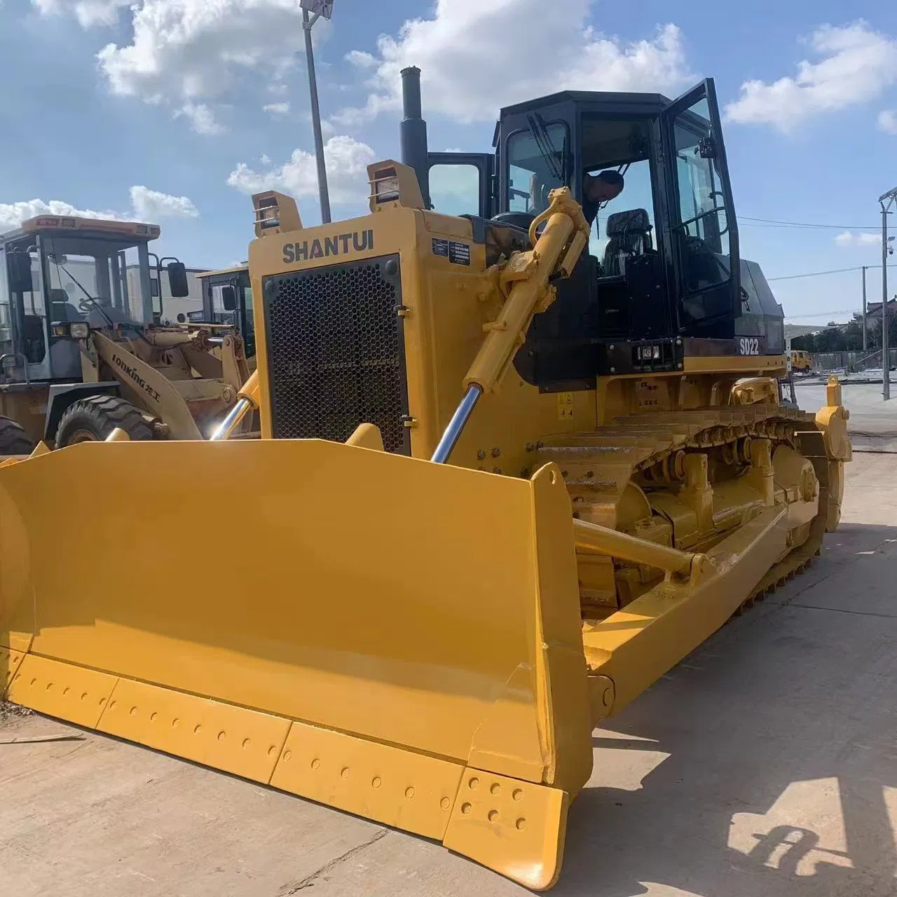 Ideal para el desarrollo de terrenos de alta resistencia, construcción de caminos y trabajos de infraestructura. Usado Bulldozer de orugas Shantui SD22 con rastrillo