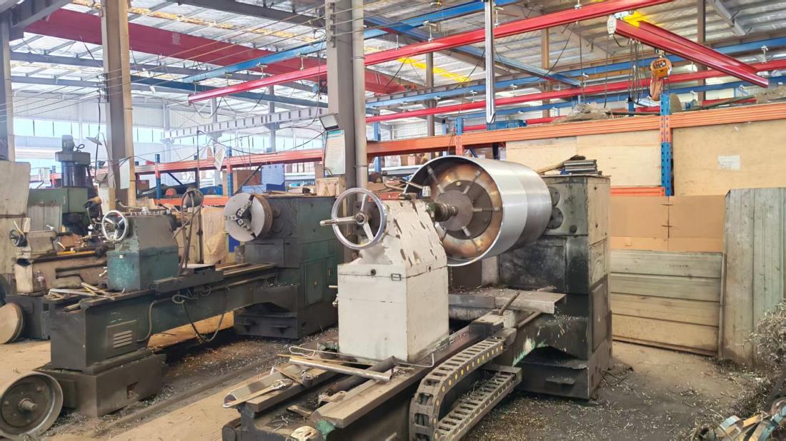Torno (Lathe) para mecanizado de piezas de repuesto de maquinaria pesada en Kobani Machine