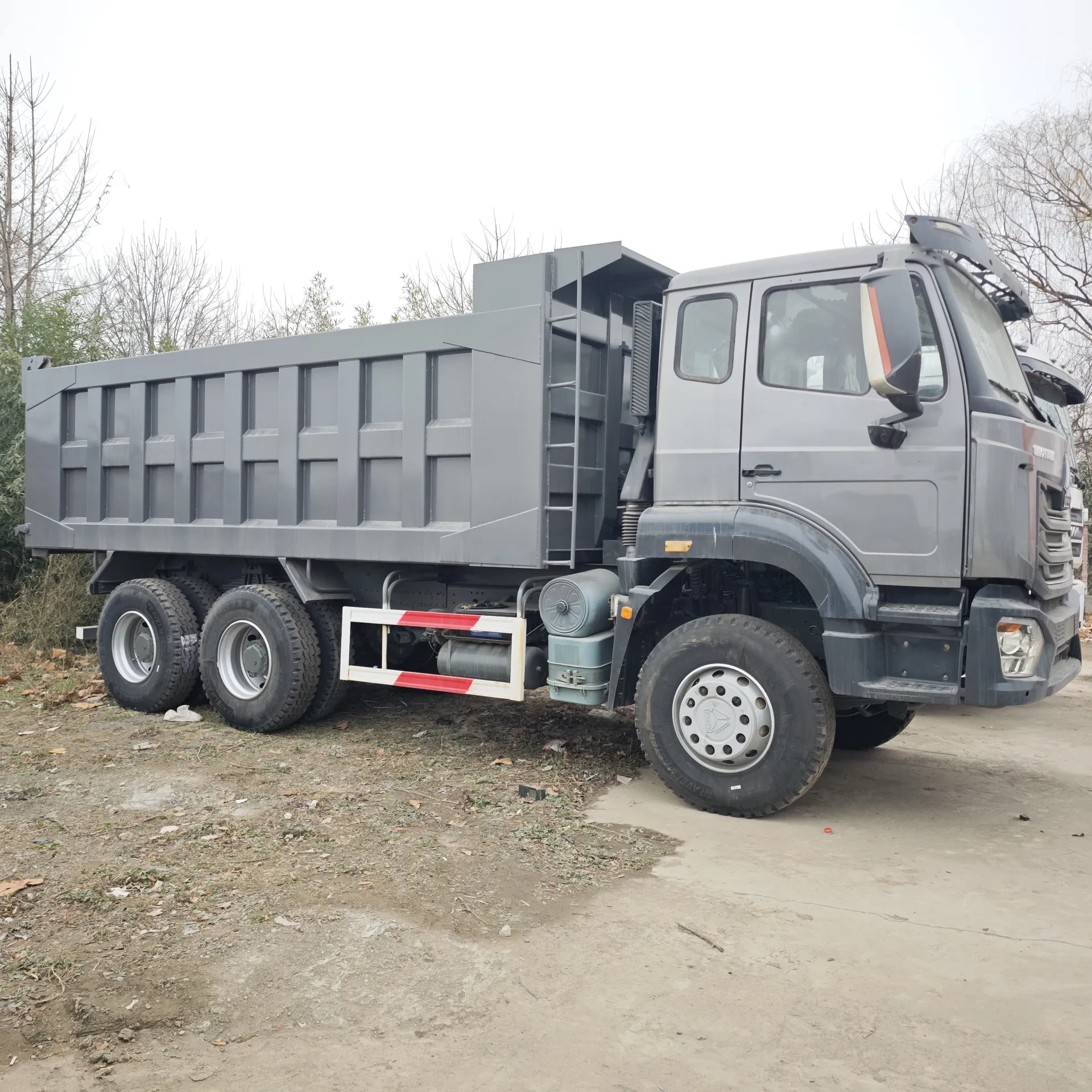 Camión volquete rígido diesel HOWO usado para construcción