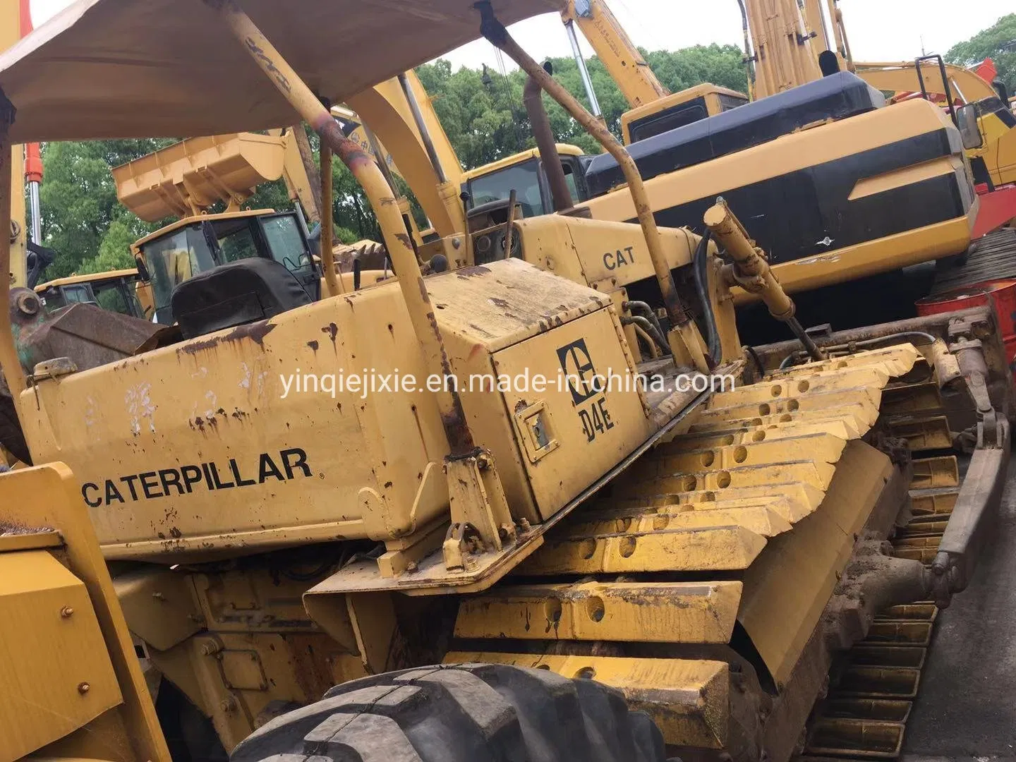 Bulldozer usado con zapato de pista de pantano, Bulldozer Caterpillar D4e usado en venta