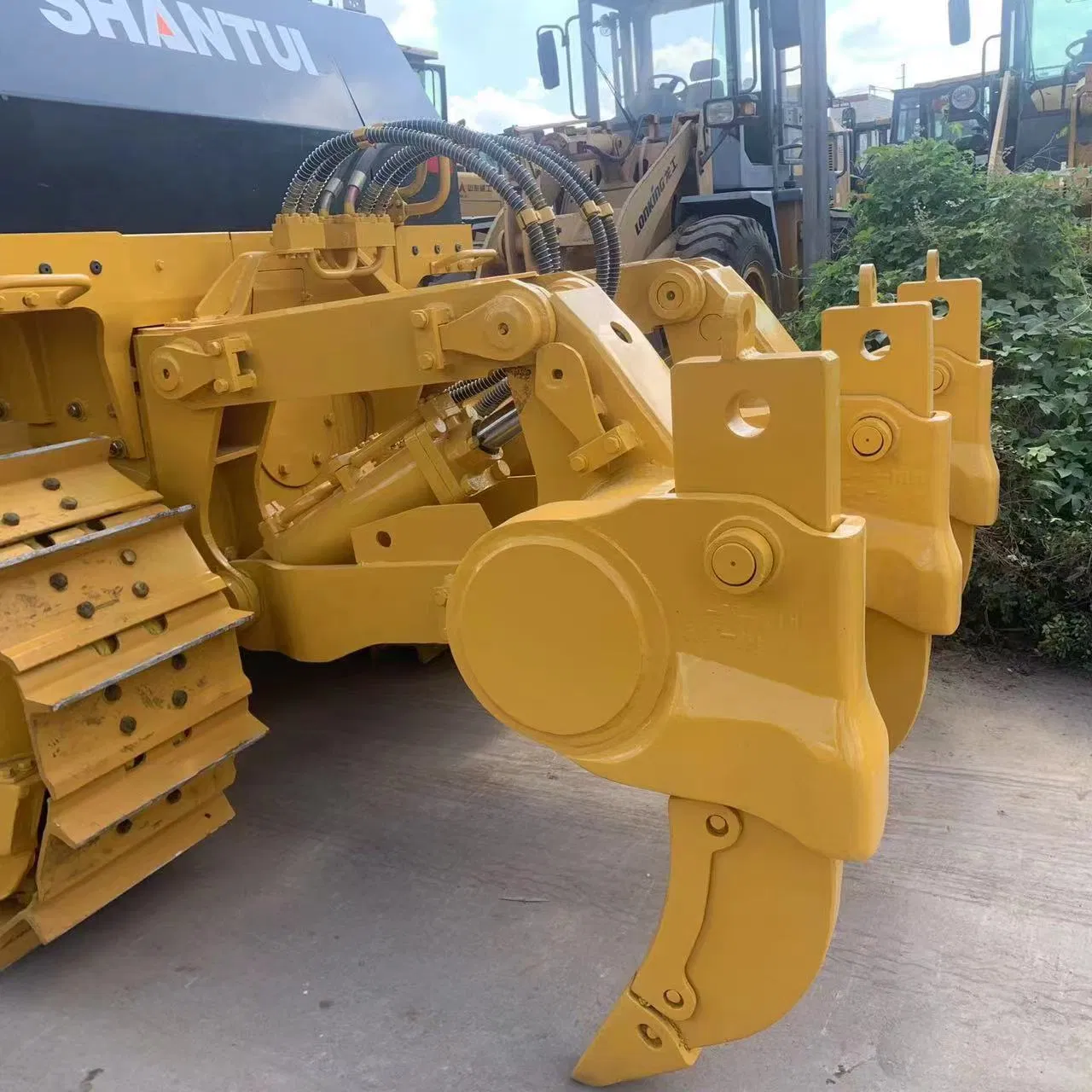 Ideal para el desarrollo de terrenos de alta resistencia, construcción de caminos y trabajos de infraestructura. Usado Bulldozer de orugas Shantui SD22 con rastrillo