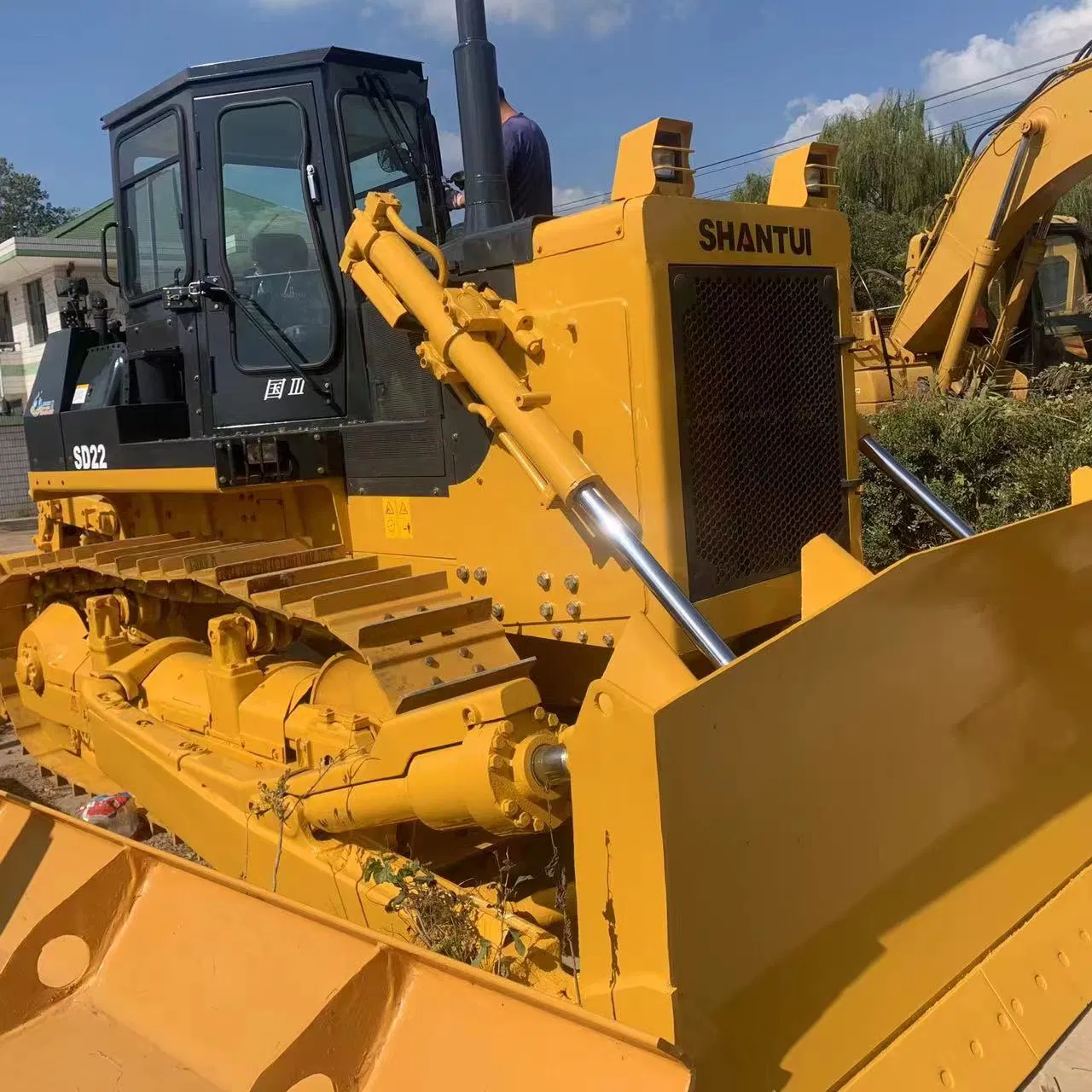 Ideal para el desarrollo de terrenos de alta resistencia, construcción de caminos y trabajos de infraestructura. Usado Bulldozer de orugas Shantui SD22 con rastrillo