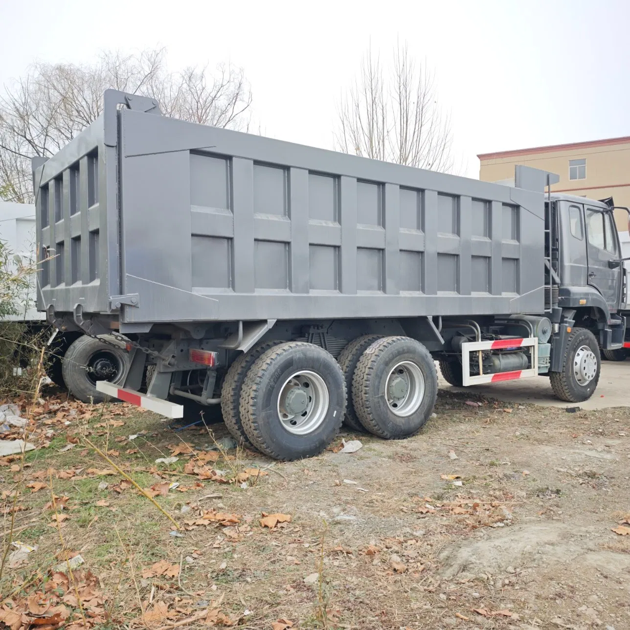 Camión volquete rígido diesel HOWO usado para construcción