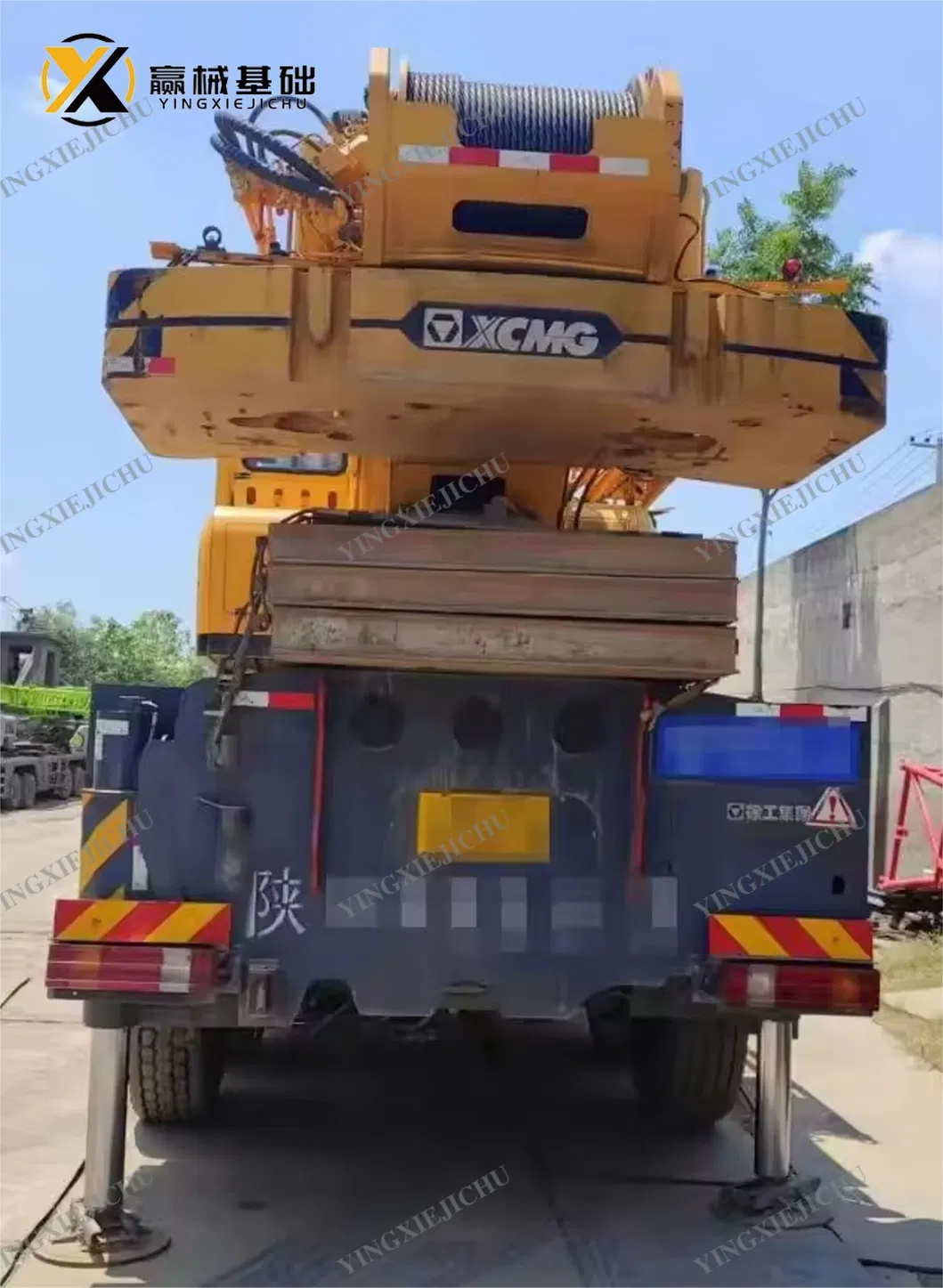 Detalle de grúa móvil usada