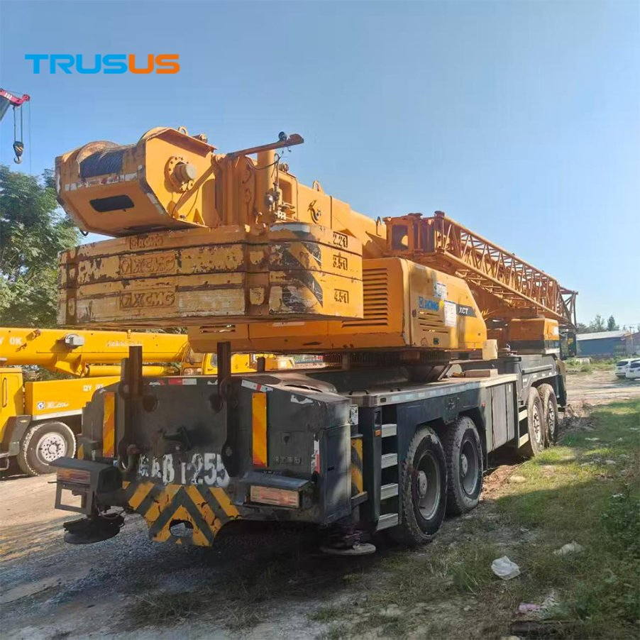 Grúa móvil de 50 toneladas utilizada para construcción