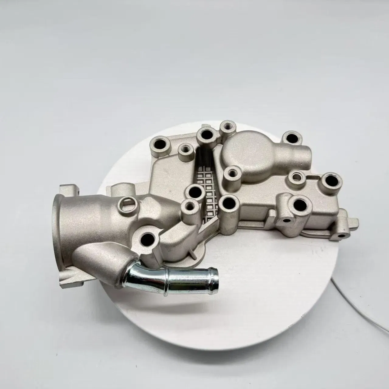 Engine Thermostat Housing Coolant Outlet Water Neck Flange 1336y8/9650926280/9654775080 for Citroen Bx C15 C3 Peugeot 1007 205 206 207 Car Part / Auto Part