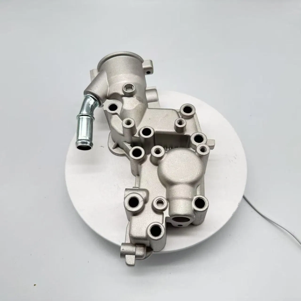 Engine Thermostat Housing Coolant Outlet Water Neck Flange 1336y8/9650926280/9654775080 for Citroen Bx C15 C3 Peugeot 1007 205 206 207 Car Part / Auto Part