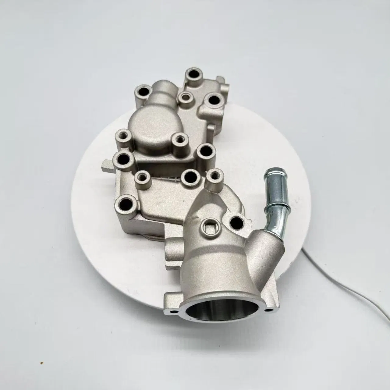 Engine Thermostat Housing Coolant Outlet Water Neck Flange 1336y8/9650926280/9654775080 for Citroen Bx C15 C3 Peugeot 1007 205 206 207 Car Part / Auto Part