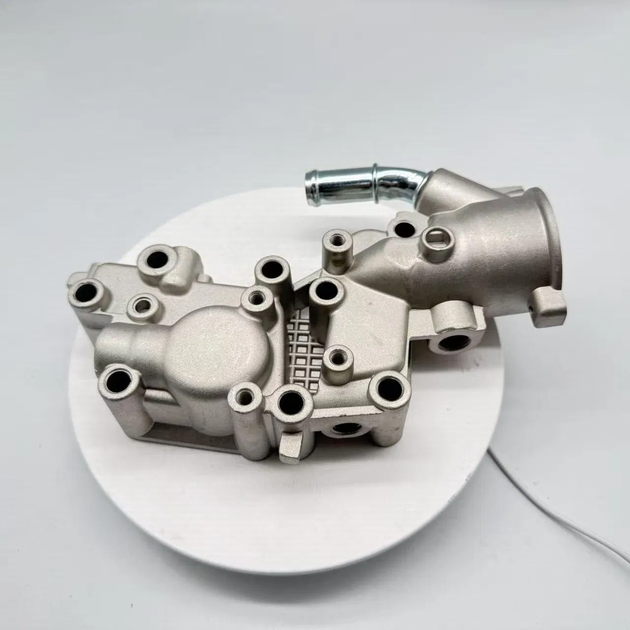 Engine Thermostat Housing Coolant Outlet Water Neck Flange 1336y8/9650926280/9654775080 for Citroen Bx C15 C3 Peugeot 1007 205 206 207 Car Part / Auto Part