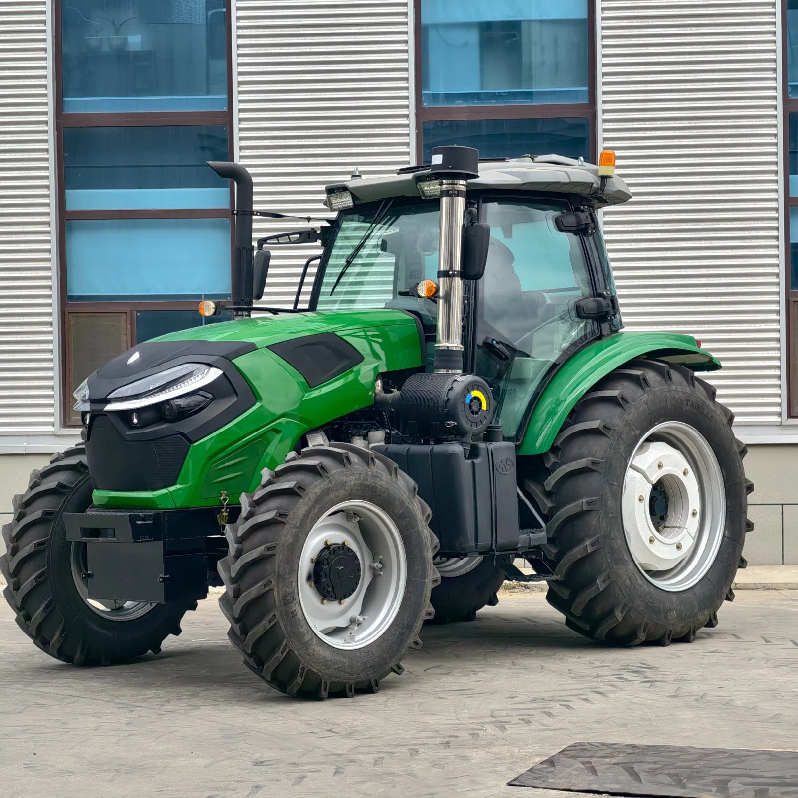 سعر المصنع الأدنى 180HP 200HP 210HP 4WD معدات زراعية جرار كهربائي مدمج للمزارع مع محمل أمامي